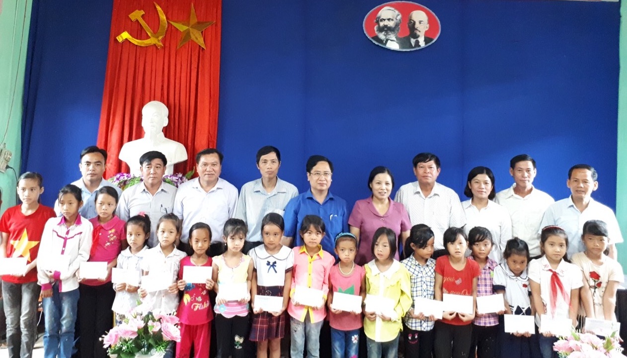 Hội LHPN tỉnh Phú Thọ trao học bổng cho học sinh nghèo  vượt khó nhân dịp năm học mới 2017 - 2018